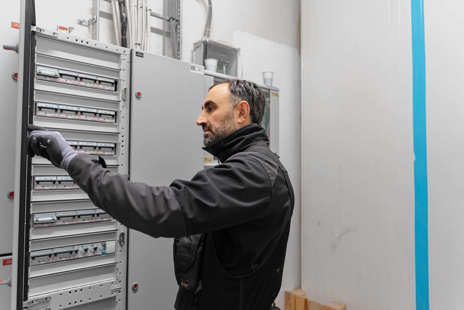 Elektriker ved eltavle
